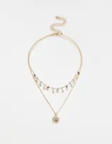 Set de dos collares cortos dorados, uno con cadena de eslabones y colgantes de discos y cuentas de colores, y otro con dije de sol.