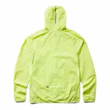 Campera cortaviento gris claro con capucha, cierre frontal con cremallera blanca y logo de la marca en el pecho.