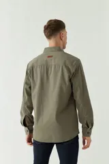 Sobrecamisa color marrón claro de twill de algodón, con cuello clásico, cierre frontal abotonado, dos bolsillos de parche con solapa abotonada en el pecho, mangas largas con puños abotonados y corte regular.