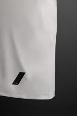Musculosa deportiva negra de tejido elástico compresivo con cuello redondo y sisa ancha.