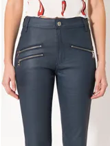 Pantalón de jean azul petróleo engomado, corte slim, con bolsillos frontales con cierre y confeccionado en tejido italiano.