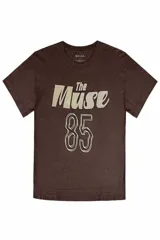 Remera color marrón chocolate con efecto jaspeado, de manga corta y cuello redondo. Estampado frontal con la frase "The Muse" y el número 85 en color crema.