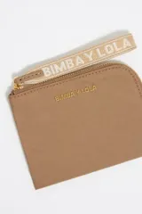 Monedero Bimba y Lola de nylon color rosa, con logo metálico dorado, tirador de cordón multicolor, bolsillo interior doble y cierre con cremallera.