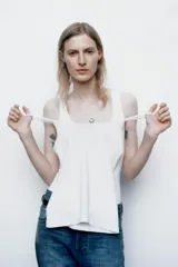 Camiseta ajustada de tirantes finos, color azul petróleo, con escote redondo.