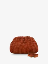 Bolso estilo bandolera con correa larga regulable, también se puede usar agarrándolo con la mano estilo sobre. Tiene un tramado de cuadros por toda la superficie.