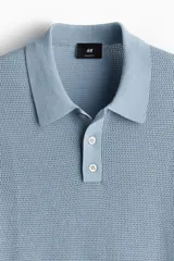 Remera polo celeste de manga corta en punto calado de mezcla de algodón con cuello y tapeta de botones.
