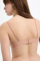 Bralette color piel con corte triangular, breteles finos regulables y cierre trasero con broche de cuatro posiciones.