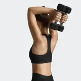 Top deportivo negro con espalda racerback y logo de la marca en el frente.