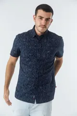 Camisa de hombre de algodón color beige con estampado de hojas, corte slim, manga corta, cartera abotonada y logo bordado.