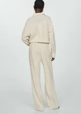 Pantalón largo color crema de bambula, corte wide leg y cintura elástica.