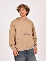 Hoodie negro con capucha y bolsillo canguro. Presenta un estampado frontal en blanco con un diseño gráfico que incluye un globo terráqueo estilizado, la palabra "DESCEND" y tres estrellas.