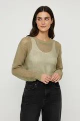 Sweater de punto calado, color verde oliva, con cuello redondo y manga larga.