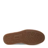 Championes urbanos Puma Caven 2.0, color blanco con detalles en verde y suela color caramelo.