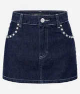 Minifalda de jeans azul oscuro con cintura con trabillas, cierre tradicional, bolsillos y aplicación de tachas.