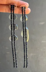 Aros colgantes largos con strass verde esmeralda y detalles de resina transparente.