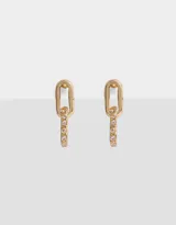 Aros colgantes cortos bañados en oro con cubic zirconia, con forma de eslabón alargado.