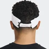 Visera deportiva 2XU negra, con ala semicurvada y banda interna para absorción de humedad. Presenta el logotipo 2XU en blanco en el panel frontal y en el cierre trasero de velcro ajustable.