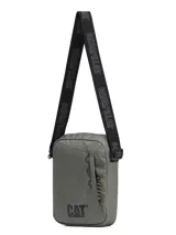 Bolso cruzado Caterpillar modelo Explorer Shoulder BA, color verde oliva (taupe/green), confeccionado en poliéster reciclado. Presenta un compartimento principal con bolsillo interior para tablet, bolsillo frontal con cordón para llavero y correa de hombro ajustable con cinta negra estampada con el logo de Caterpillar. Logo CAT reflectante en la parte inferior frontal.