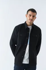 Sobrecamisa azul marino de twill de algodón con cuello clásico, cierre frontal con botones a tono, dos bolsillos de parche con solapa abotonada en el pecho, mangas largas con puños abotonados y corte regular.