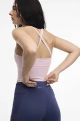 Top deportivo color rosa con espalda baja y copas removibles.