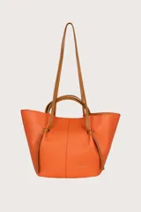 Bolso tipo bombonera color naranja con textura granulada y doble asa: una corta superior y otra larga para colgar del hombro.