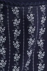 Top azul marino acanalado con estampado de flores blancas, mangas largas y escote cuadrado con ribete de picot.