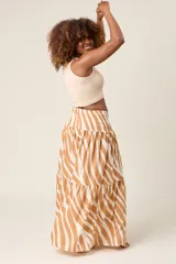 Falda larga con estampado de cebra en tonos marrón y blanco, cintura elastizada tipo smock con cordón ajustable y terminación en borlas.