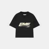 Remera negra de corte cuadrado con estampado frontal con el logo "EME" en blanco y texto debajo.