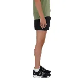 Short deportivo negro de tejido ligero con tecnología que absorbe la humedad.