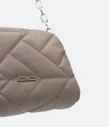 Bolso pequeño color gris con textura capitoneada, correa de cadena y cierre de cremallera.