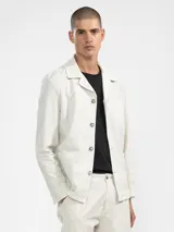 Campera azul estilo sobrecamisa confeccionada en lino premium de mayor gramaje.