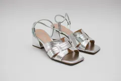 Sandalias negras de ecocuero con taco cuadrado y tiras finas.