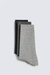Pack de tres pares de calcetines de hombre tejidos en mezcla de algodón, con terminación acanalada. Incluye un par negro, un par gris oscuro y un par gris claro.