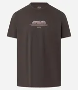 Remera marrón de algodón peruano, corte comfort, cuello redondo y mangas cortas. Estampa con la frase "UNMATCHED PERFORMANCE" en color rosa.