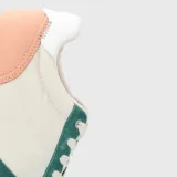 Zapatillas urbanas Hush Puppies modelo Bliss Sun, con capellada de cuero y poliéster en tonos beige y verde, ajuste con cordones y suela de goma con tecnología memory foam.