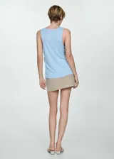 Musculosa negra de tirantes finos y escote redondo.