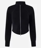 Saco negro de modal con recortes modernos y cierre delantero por cremallera. Tiene cuello alto y mangas largas.