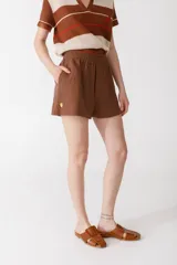 Short color crema de algodón y lino, con cintura elástica y bordado de un limón en el lateral.