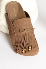 Mules color marrón con detalle de flecos y apliques dorados.