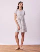 Camisón corto color blanco con estampado de manchas grises, escote redondo con detalle plisado y mangas cortas.