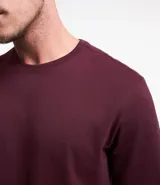 Remera de hombre color verde grisáceo, de manga corta y cuello redondo, confeccionada en algodón peruano.