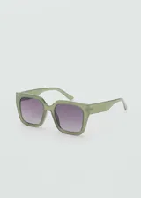 Lentes de sol cuadrados color verde oliva con lentes degradadas en gris. Fabricados con residuos post-industriales reciclados de procesos de fabricación de gafas de policarbonato.