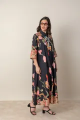 Vestido italiano de algodón negro con estampado floral en tonos rosa, camel y verde. Modelo suelto, abotonado y con manga tres cuartos.