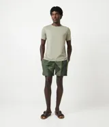 Remera slim de manga corta color salmón, de punto medio, sin estampado y cuello redondo.