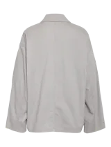 Campera de trabajo gris claro, con cuello clásico, cierre frontal con botones a presión, mangas largas, dos bolsillos de parche con botón en el pecho y dos bolsillos de parche en la cintura.