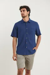 Camisa sport de manga corta, color azul, línea premium, con botones de coco.