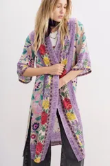 Kimono largo hasta la rodilla, de mangas 3/4 y calce amplio con tajos laterales. Diseño estampado con motivos florales y guardas.