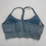 Top deportivo negro con efecto lavado, breteles finos y espalda deportiva.