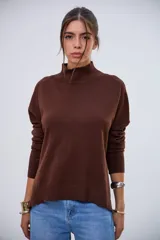 Sweater de punto color chocolate con cuello alto, mangas largas y corte holgado.