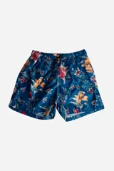 Short de baño azul con estampado floral en tonos rojos, amarillos y verdes.